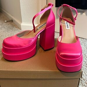 Steve Madden Size 8.5 Pink Satin “Charlize” Platform Round Toe Heels
